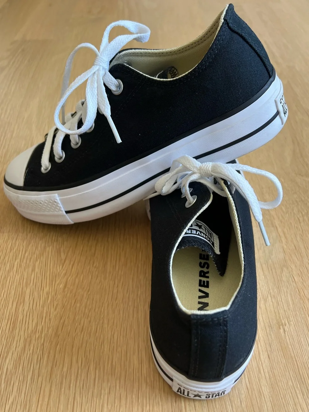 Converse Chuck Taylor All Star Black and White Low-Top Canvas Sneakers, Size 8